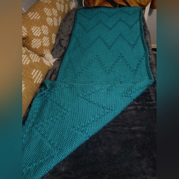 Hand Knit Thick Chevron Bed Runner in Bluebird Blue 26x64in. NEW - Picture 13 of 15